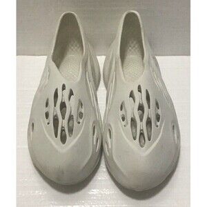 Size 5 - Yeezy Foam RNNR Sand